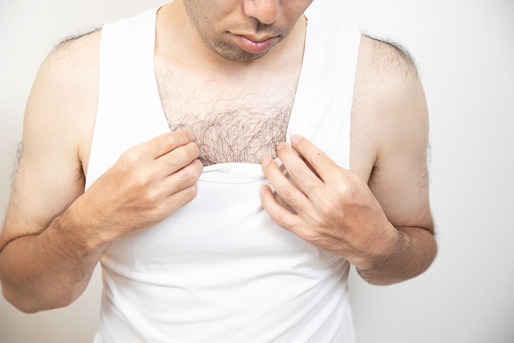 胸毛があると胸元が開いた服は選びにくい