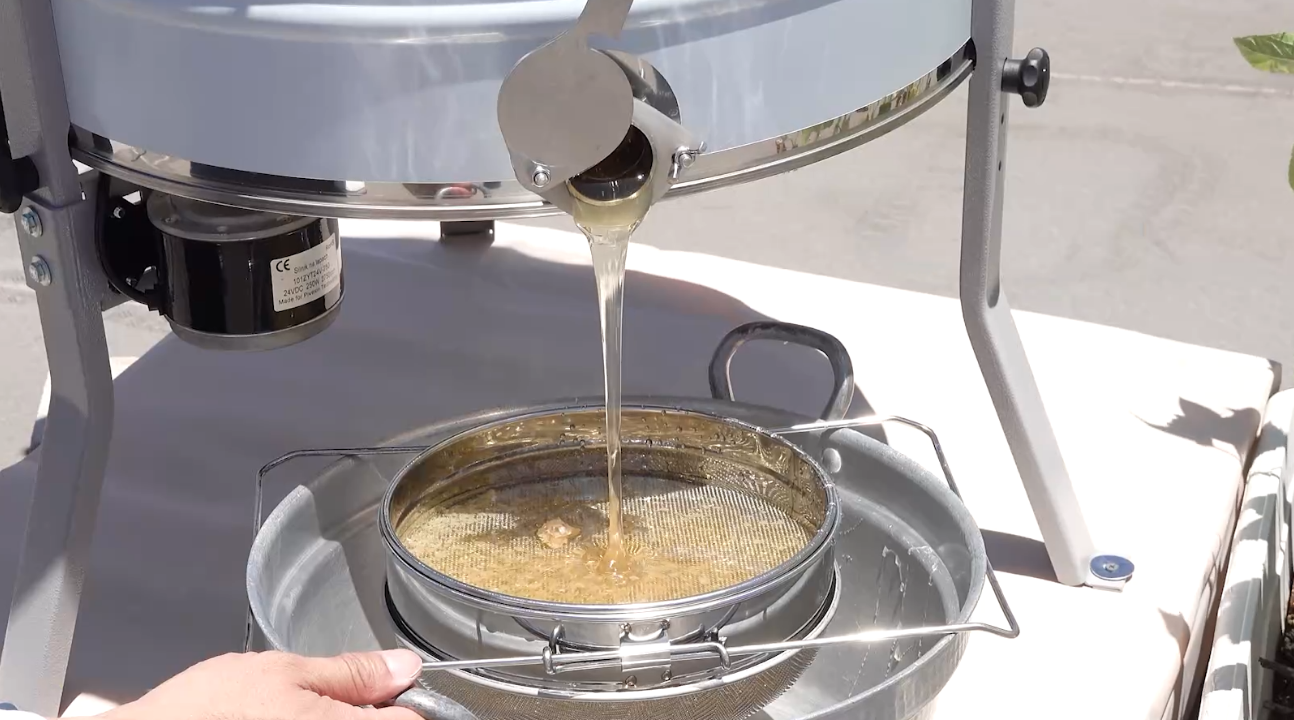 巣箱開放と採蜜の様子03