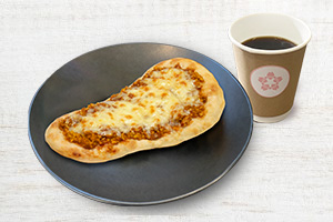 とろ〜りチーズのカレーナンピザ